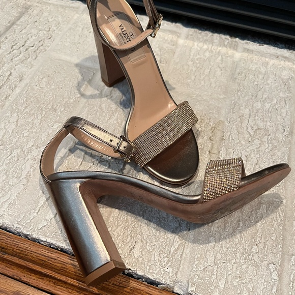 Valentino Garavani Luxury Open Toe Heels - Picture 2 of 6